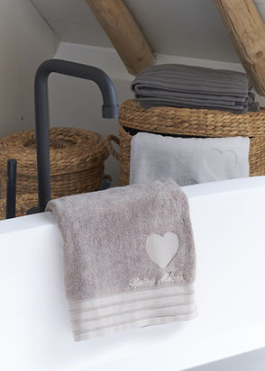 HEART HAND TOWEL TAUPE 60X110