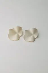 Lip earrings S, pearl white