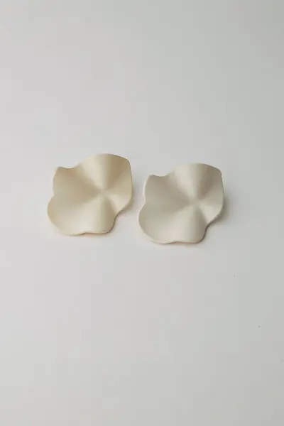 Lip earrings S, pearl white