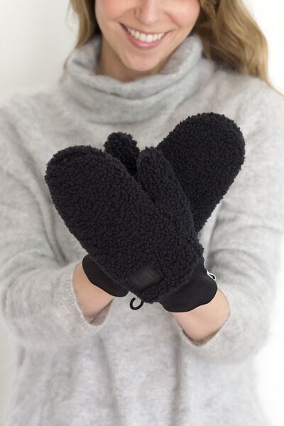 UGGfluff mitten with logo tape, black