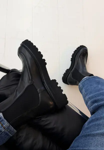 Riva, black