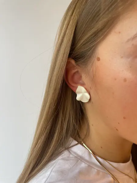 Lip earrings S, pearl white