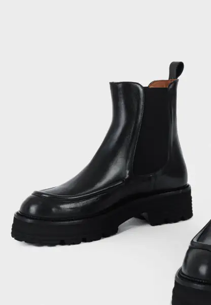 Riva, black