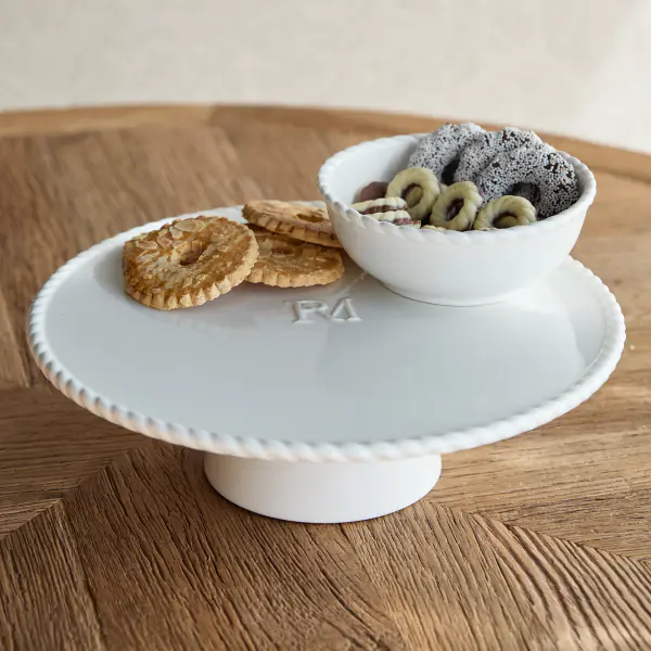 Elegant twist cake stand