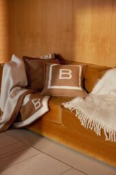 B-logo 130x180, camel/ivory