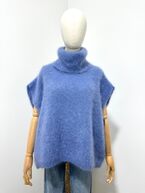 Sleeveless turtleneck sweater, jeans blue