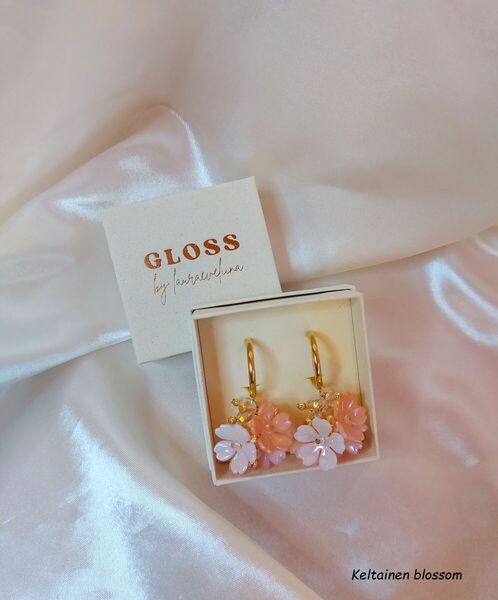 Blossom earrings, gold