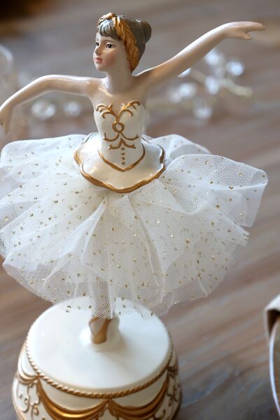Noël ballerina with carousel, antique white