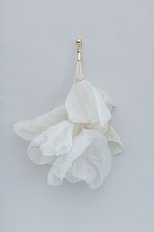 Flowy earrings, beige w gold