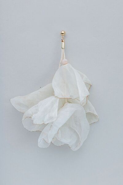 Flowy earrings, beige w gold