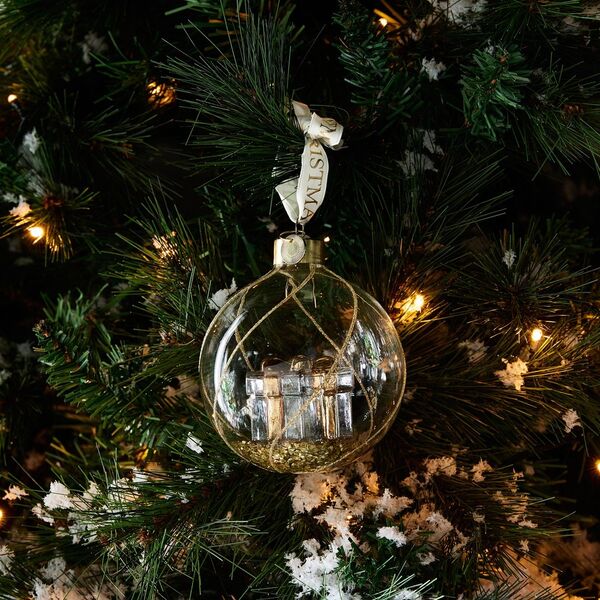 Santa's gift ornament dia 10