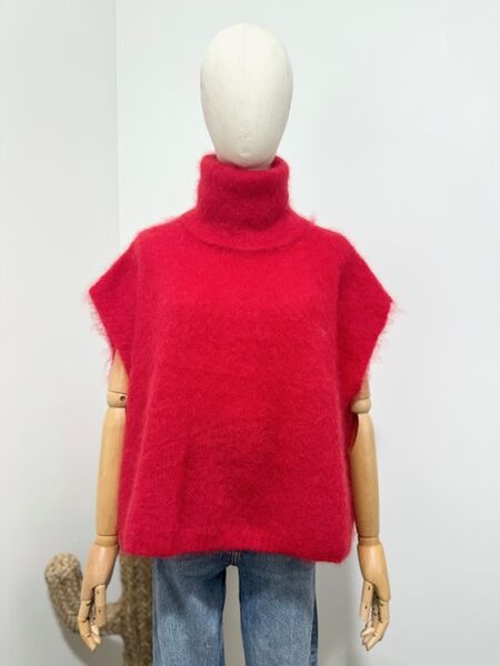 Sleeveless turtleneck sweater, red