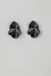 Lip earrings S, pearl black