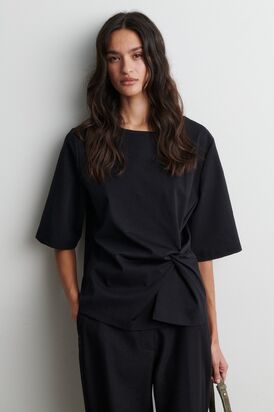 Arkai drape tee, black