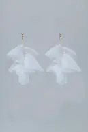 Flowy earrings, white w gold