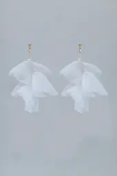 Flowy earrings, white w gold