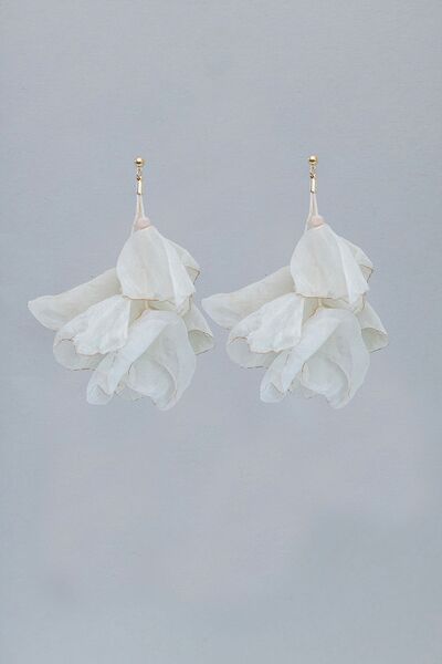 Flowy earrings, beige w gold