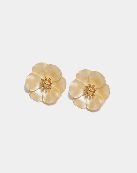 Flower small earrings, soft yellow