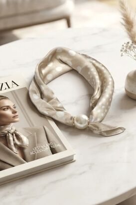 Magnetic pearl scarf, beige dot