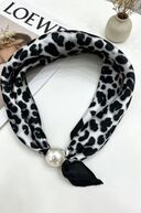 Magnetic pearl scarf, black leo