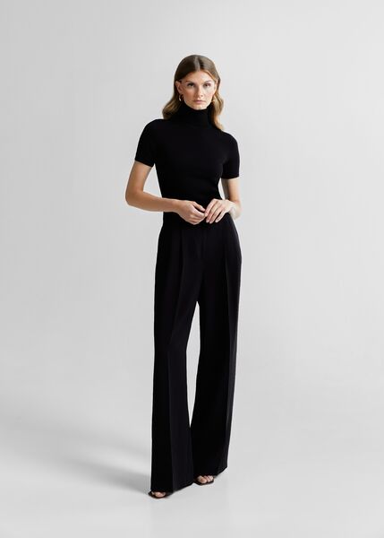 Pola pooloneule, musta