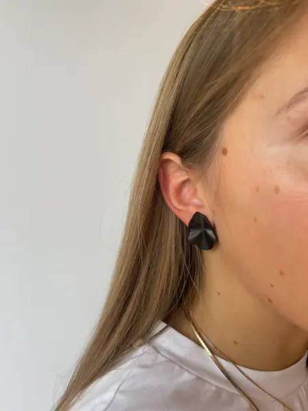 Lip earrings S, pearl black