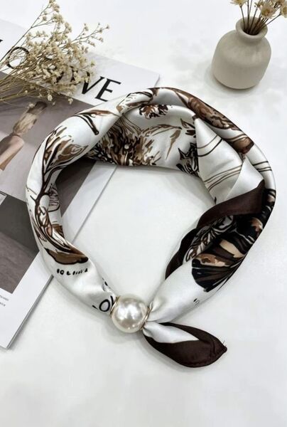 Magnetic pearl scarf, brown pattern