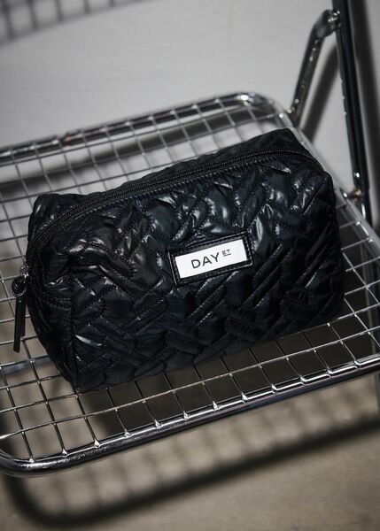 Gweneth re-q link beauty, black