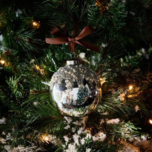 Raining pearls ornament dia 10