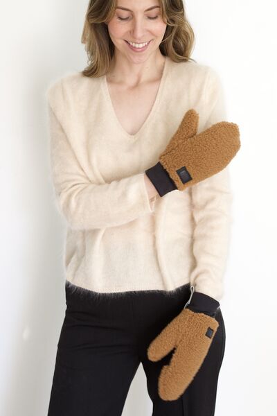 UGGfluff mitten with logo tape, chestnut