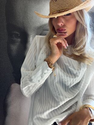 Miley cowboy hat, nature