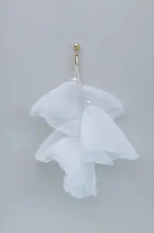 Flowy earrings, white w gold