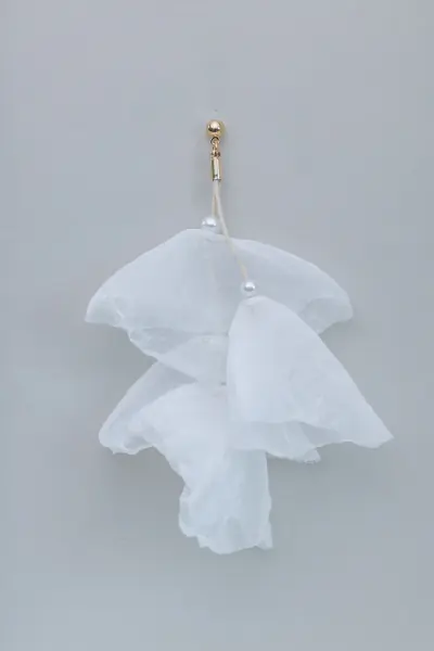 Flowy earrings, white w gold