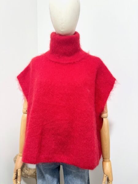 Sleeveless turtleneck sweater, red
