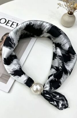 Magnetic pearl scarf, black